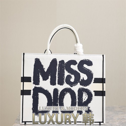 Miss Dior book tote 42 토트백