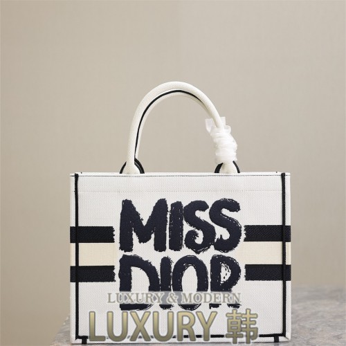 Miss Dior book tote 36 토트백
