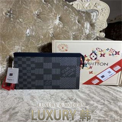 LOUIS VUITTON 클러치