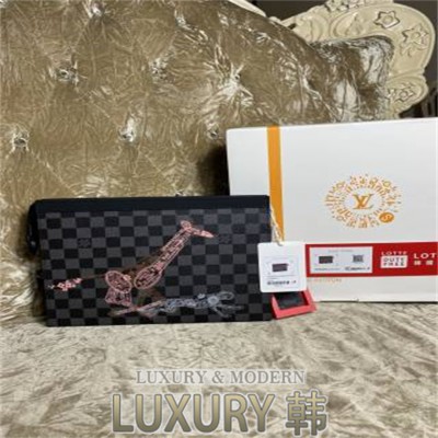 LOUIS VUITTON 클러치