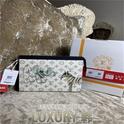 LOUIS VUITTON 클러치