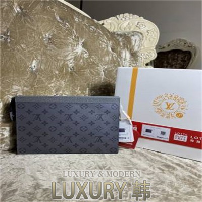 LOUIS VUITTON 클러치