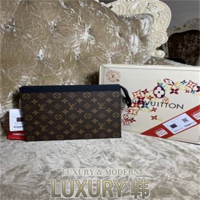 LOUIS VUITTON 클러치