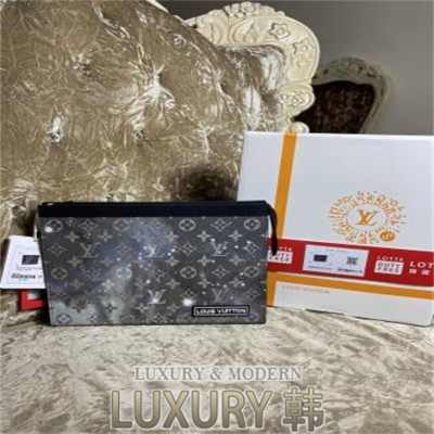 LOUIS VUITTON 클러치