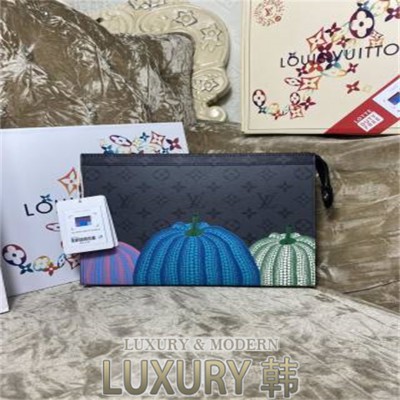 LOUIS VUITTON 클러치