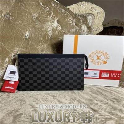 LOUIS VUITTON 클러치